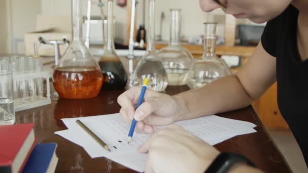 Escuela Universidad Estudiantes Manos Tomando Exámenes Sala Examen Escritura Con — Vídeos de Stock