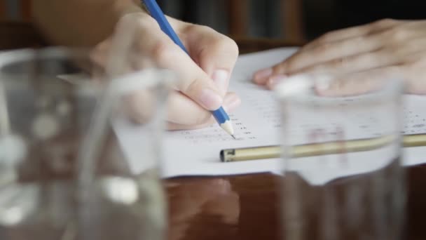 Escuela Universidad Estudiantes Manos Tomando Exámenes Sala Examen Escritura Con — Vídeos de Stock