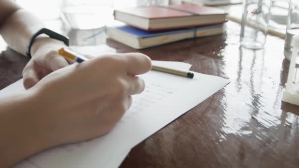 Escuela Universidad Estudiantes Manos Tomando Exámenes Sala Examen Escritura Con — Vídeo de stock