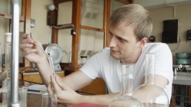 Student Chemik Pracy Eksperymentów Podczas Wykładu Kolegium Bliska Portret Młodego — Wideo stockowe