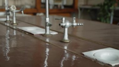 Üniversite, Kolej, Yüksekokul'da boş ve tozlu kimya laboratuvarı veya sınıfı