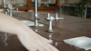 Üniversite, Kolej, Yüksekokul'da boş ve tozlu kimya laboratuvarı veya sınıfı