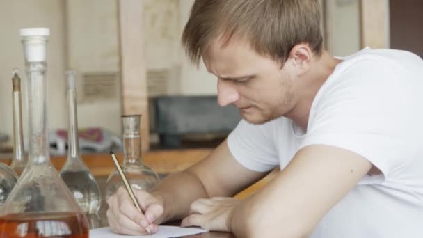 Estudiante Secundaria Universidad Examen Aula Química Primer Plano Retrato — Vídeos de Stock