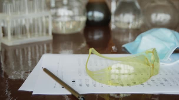 Dans Classe Chimie Sur Table Est Test Examen Crayon Lunettes — Video