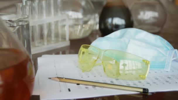Masadaki Kimya Dersinde Öğrenciler Için Sınav Testi Kalem Gözlük Maske — Stok video