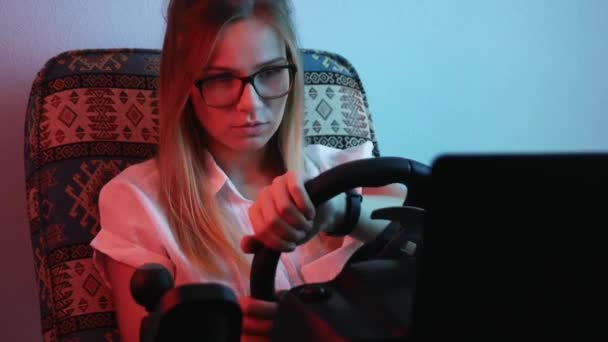 Wesoła Młoda Dziewczyna Gamer Prowadzona Przez Gry Wideo Przerwy Kierownicy — Wideo stockowe