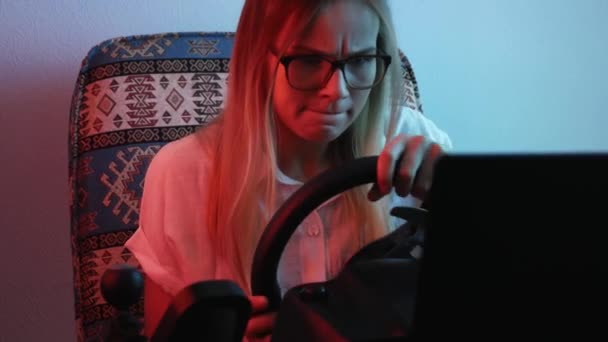 Boos Verdrietig Jonge Vrouw Gamer Dragen Speelt Online Video Game — Stockvideo