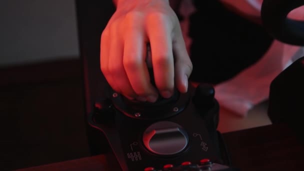 Närbild Händerna Ung Gamer Bakom Växellådan Racing Simulator Unga Gamer — Stockvideo