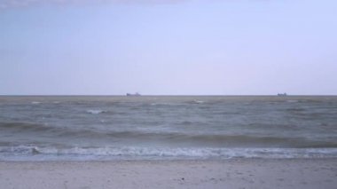 Genç rahat kadın gezgin / backpacker kadın güzel plaj önünde bir dizüstü bilgisayar ile plajda oturan. Sahilde çalışan bayan serbest çalışan. Uzaktan çalışma her yerde.