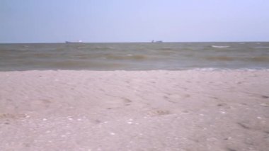 genç iş kadını gün batımında plajda dizüstü bilgisayar üzerinde çalışan serbest iş online gezgin serbest plajda tablet bilgisayar ile çalışan