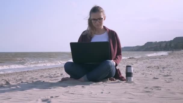 Jonge Zakelijke Vrouw Werken Aan Laptop Het Strand Bij Zonsondergang — Stockvideo