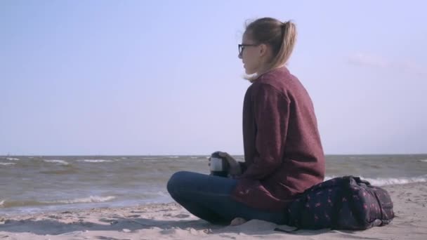 Stilig Kaukasiska Kvinna Sitter Nära Stranden Havet Njuter Trevlig Dag — Stockvideo