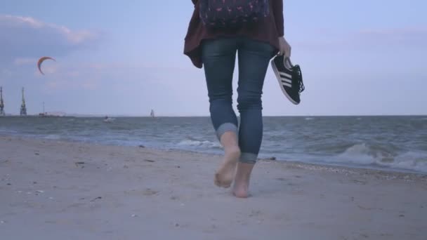 Pés Femininos Turista Caminhante Andando Descalço Costa Pôr Sol Pernas — Vídeo de Stock