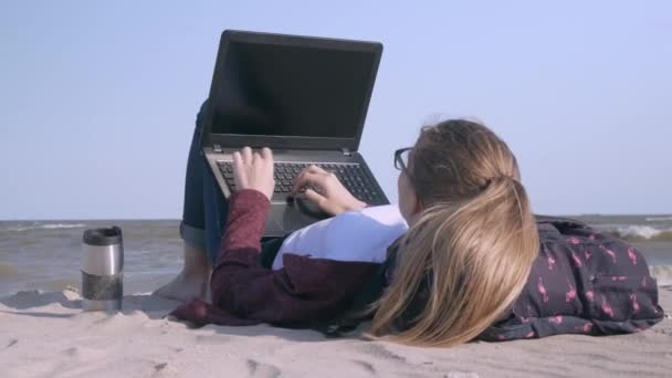 Unga Affärskvinna Som Arbetar Laptop Stranden Vid Solnedgången Frilans Jobb — Stockvideo