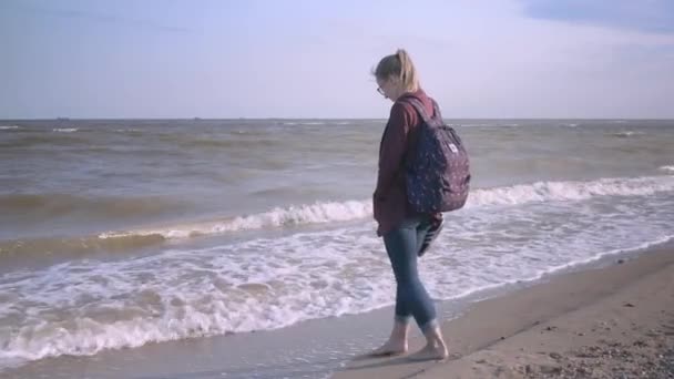 年轻女子在日落时沿着海洋海滩走的腿 女孩踩在海岸线的湿沙 — 图库视频影像