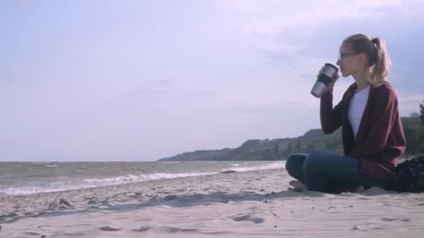 Side View Närbild Kaukasiska Kvinnan Dricker Kaffe Eller Havet Stranden — Stockvideo