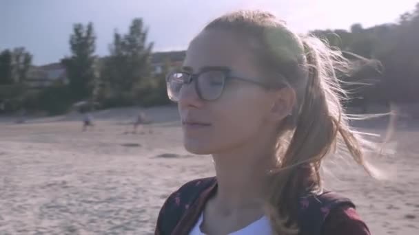 Porträtt Vacker Ung Kvinna Njuter Livsstil Titta Havet Lugn Strand — Stockvideo