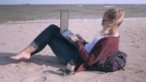 Unga Urbana Digitala Nomad Tusenårig Generation Ålder Sitter Stranden Utväg — Stockvideo