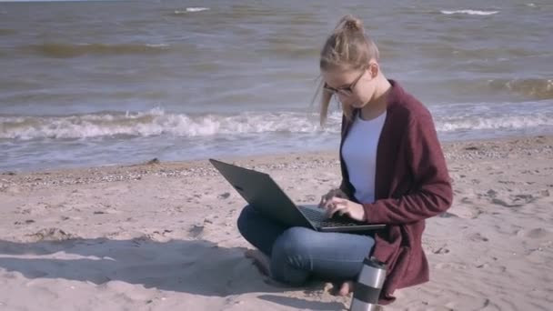 Молодой Городской Цифровой Кочевник Тысячелетия Поколения Возраст Сидит Пляже Курорте — стоковое видео