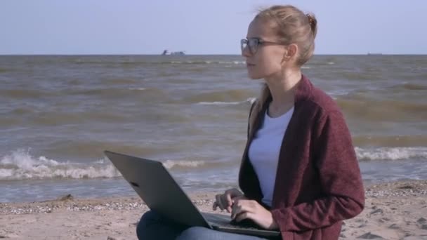 Unga Urbana Digitala Nomad Tusenårig Generation Ålder Sitter Stranden Utväg — Stockvideo