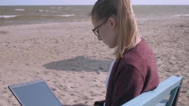 Jonge Knappe Vrouw Die Een Laptop Werkt Koffie Drinkt Het — Stockvideo