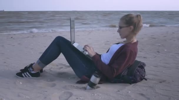 Unga Urbana Digitala Nomad Tusenårig Generation Ålder Sitter Stranden Utväg — Stockvideo