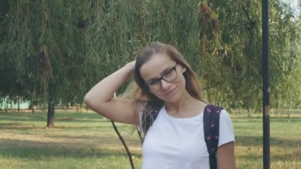 Πολύ Χαμογελαστή Καυκάσια Γυναίκα Γυαλιά Περπατάει Στο Πάρκο Κοιτάζει Γύρω — Αρχείο Βίντεο
