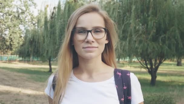 Szczęśliwa Młoda Kobieta Okularach Parku Miejskim Portret Atrakcyjne Uśmiechnięta Etniczna — Wideo stockowe