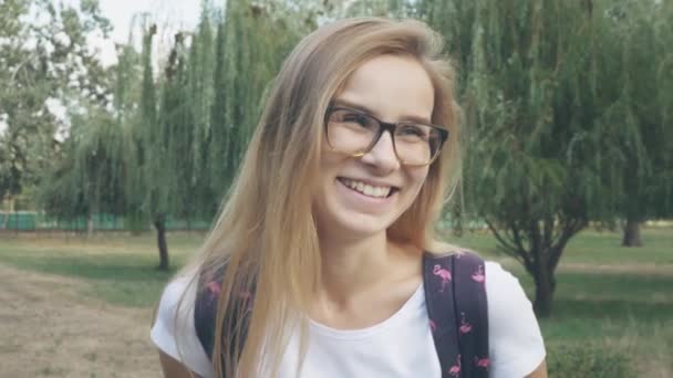 Boldog Fiatal Női Szemüveg Városligetben Portré Vonzó Nevetés Kaukázusi Etnikitás — Stock videók