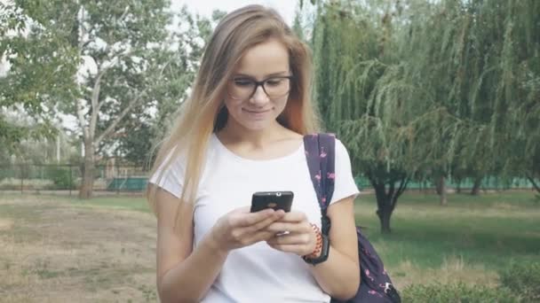 Bir Yaz Parkında Gözlüklü Rahat Genç Bayan Portresi Cep Telefonubir — Stok video