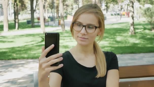 Mulher Levar Selfie Telemóvel Woman Eyeglasses Take Selfie City Park — Vídeo de Stock