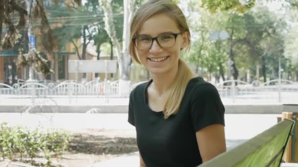 Feliz Joven Mujer Hablando Videollamadas Chat Riendo Disfrutar Conversación Línea — Vídeo de stock