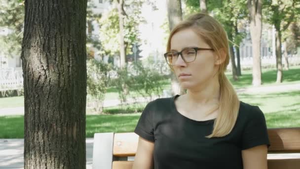 Hübsche Frau Mit Brille Blickt Die Kamera Und Gähnt Attraktives — Stockvideo