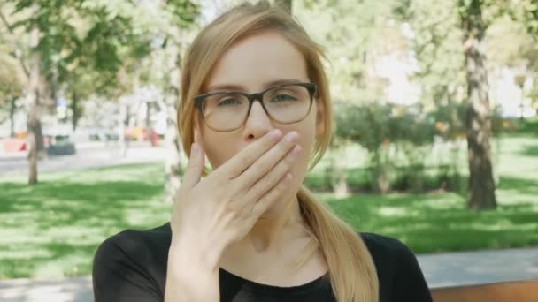 Krásná Žena Brýlích Kouká Kameru Zíní Atraktivní Dívka Sedí Lavičce — Stock video