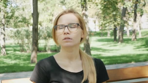 Mulher Caucasiana Jovem Óculos Com Sintomas Alergia Soprando Nariz Parque — Vídeo de Stock