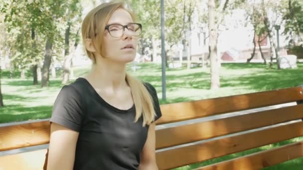Mulher Caucasiana Jovem Óculos Com Sintomas Alergia Soprando Nariz Parque — Vídeo de Stock