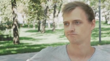 Kafkas gülümseyen adamın duygusal portresini kapatın. Yakışıklı adam. Gün yaz parkında Komik sevimli erkek. 