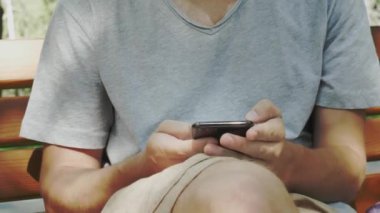 Cep telefonuyla sohbet eden adam. Rahat Guy Sit Ve City Park'ta Cep Telefonu Bakıyor. Güzel Erkek Açık Akıllı Telefon Kullanarak Sohbet Sahip. Arkadaşıyla Sohbet Eden Adam. 