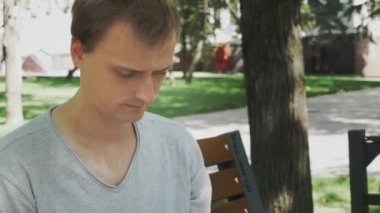 Cep telefonuyla sohbet eden adam. Rahat Guy Sit Ve City Park'ta Cep Telefonu Bakıyor. Güzel Erkek Açık Akıllı Telefon Kullanarak Sohbet Sahip. Arkadaşıyla Sohbet Eden Adam. 
