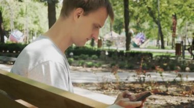 Cep telefonuyla sohbet eden adam. Rahat Guy Sit Ve City Park'ta Cep Telefonu Bakıyor. Güzel Erkek Açık Akıllı Telefon Kullanarak Sohbet Sahip. Arkadaşıyla Sohbet Eden Adam. 