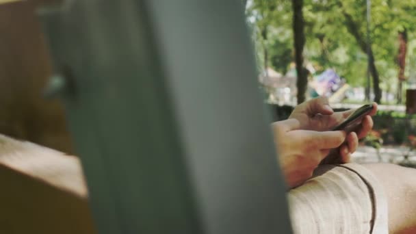 Hombre Charlando Teléfono Móvil Tipo Relajado Sienta Mira Teléfono Móvil — Vídeos de Stock