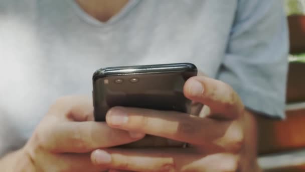 Telemóvel Nas Mãos Homem Tipo Está Brincar Num Dispositivo Jogos — Vídeo de Stock