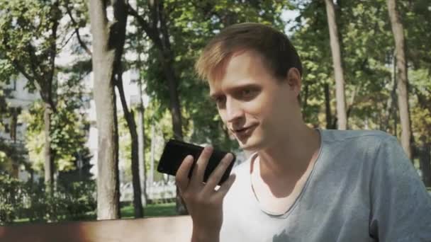 Lycklig Man Med Hjälp Smart Telefon Röstigenkänning Ljud Meddelande Tal — Stockvideo