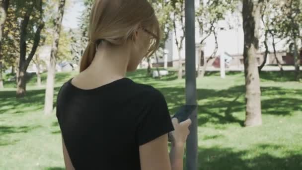 Портрет Молодой Красивой Женщины Использующей Приложение Смартфоне Улыбающейся Отправляющей Смс — стоковое видео
