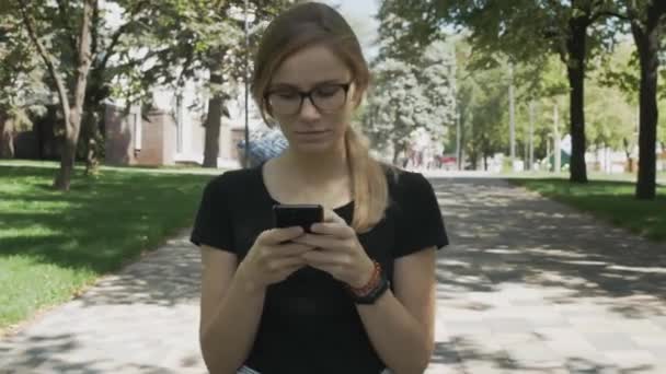 Akıllı Telefonda Uygulamayı Kullanan Cep Telefonunda Gülümseyen Mesaj Veren Genç — Stok video