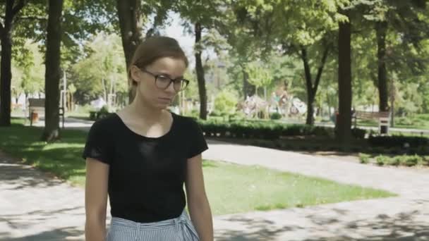Σοβαρή Σκεπτική Καυκάσιος Γυναίκα Γυαλιά Που Περπατούν Προς Την Κάμερα — Αρχείο Βίντεο