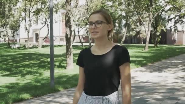 Uma Jovem Caucasiana Óculos Está Envolvida Uma Caminhada Parque Olhando — Vídeo de Stock