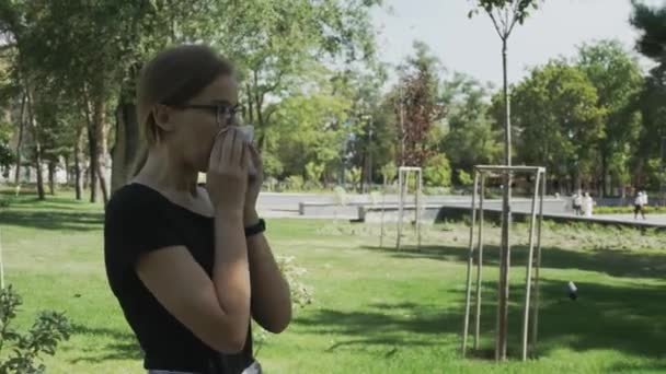 Jonge Zieke Vrouw Brillen Wandelen Niezen Een Stadspark Zomerdag — Stockvideo