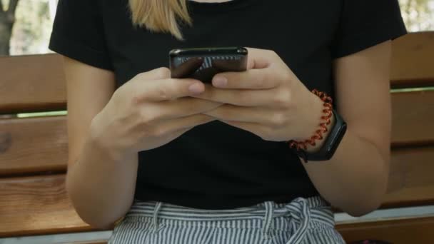 Close Shot Young Female Scrolling Typing His Black Phone City — Stock Video