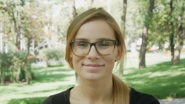 Close Face Uma Jovem Mulher Caucasiana Feliz Natureza Olhando Para — Vídeo de Stock